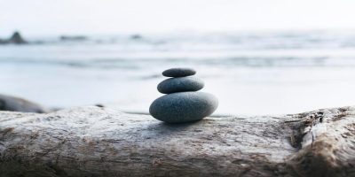 balanced-rocks-at-the-beach-zen-fotografia-naturaleza_53876-167000