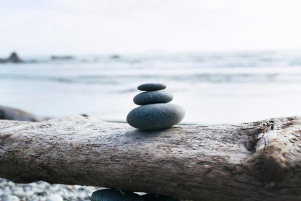balanced-rocks-at-the-beach-zen-fotografia-naturaleza_53876-167000