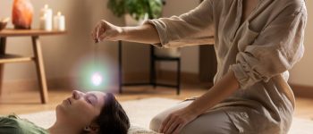 terapeuta-vista-lateral-ayudando-mujer-sanar_23-2149711533